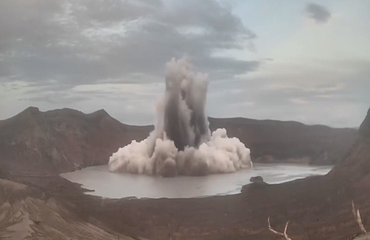 Μικρή έκρηξη στο ηφαίστειο Τάαλ στις Φιλιππίνες – Τimelapse δείχνει καπνό και τέφρα να υψώνονται στον ουρανό